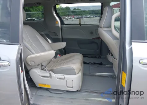 2013 Toyota Sienna Limited 7 Passenger z USA, uszkodzony, nr VIN 5TDDK3DC3DS054803